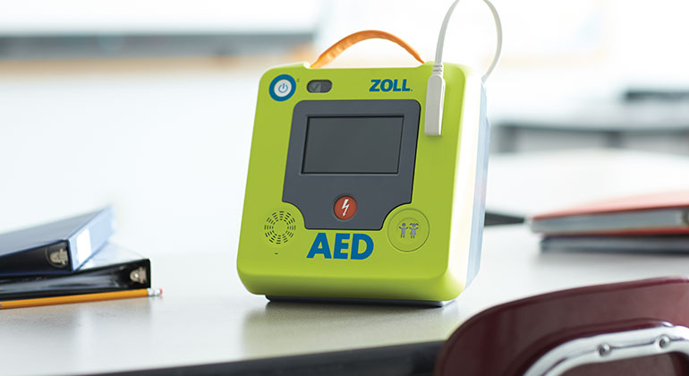 Come devono essere puliti e disinfettati correttamente i defibrillatori ZOLL AED durante la pandemia COVID-19?