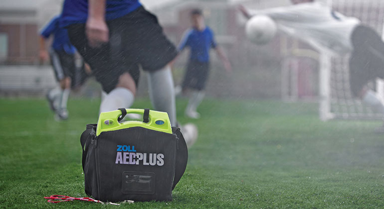 ZOLL AED Plus en action - la foudre sur un terrain de football
