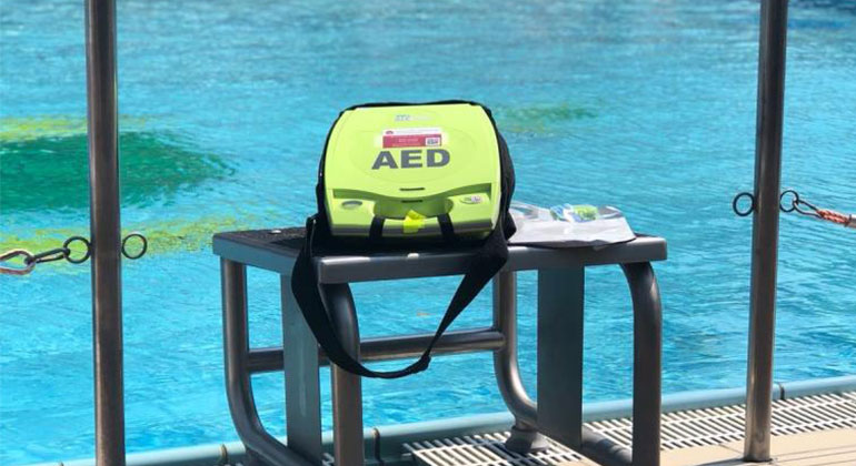 Defibrillatoren in der Badi und am See